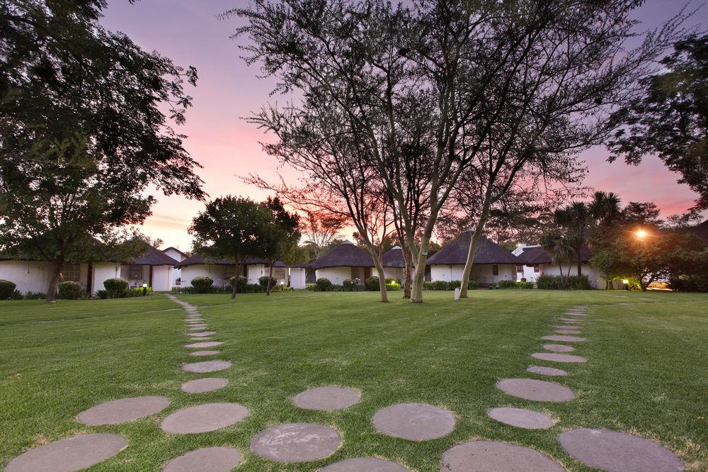 Protea Hotel By Marriott Oudtshoorn Riempie Estate Exterior foto
