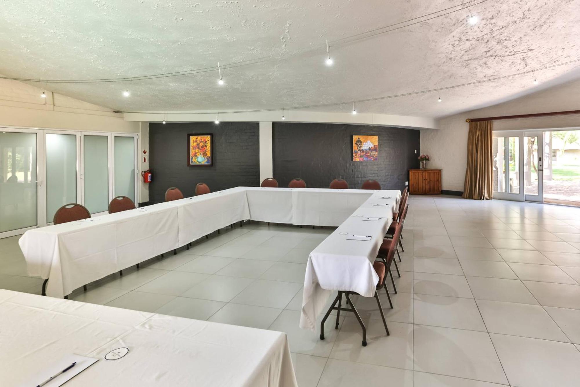 Protea Hotel By Marriott Oudtshoorn Riempie Estate Exterior foto